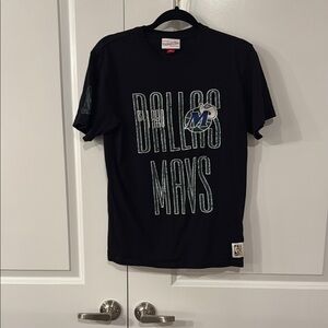Mitchell & Ness Black Dallas Mavs tee size L 14/16